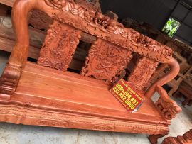 Đoản dài đục Voi chầu tiền - Voi trong điêu khắc gỗ mang ý nghĩa bình an, hòa thuận và suôn sẻ. Voi gánh tiền, voi chầu tiền ý chỉ sự hòa thuận và sung túc.