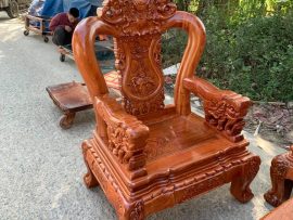 Họa tiết Voi chủ đạo được đục khắc tinh xảo trên chương, vách, yếm và chân ghế.