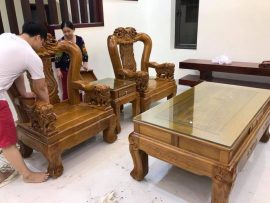 Kính mặt bàn và đôn là quà tặng tri ân mà Đồ gỗ Thanh Tùng dành tặng chú Thành khi đã khu trọn bộ sản phẩm hoàn thiện.