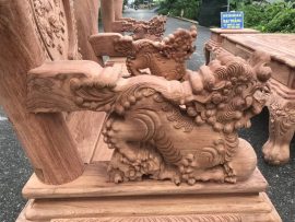 Tay ghế liền đục cả hình Nghê tinh xảo, thần thái oai phong ngạo nghễ