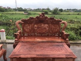 Chương ghế họa bức tranh gỗ nguyên khối sinh động Rồng - Nghê - Phượng múa và nhiều hoa văn hài hòa, bắt mắt. Khuôn mặt dạ 4 phân, ván dày 2 phân, yếm 2 lượt cổ chỉ