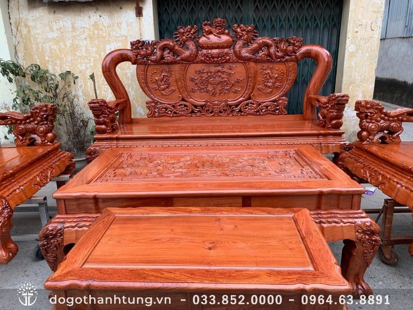 Vách đục Tam Sư vờn cầu: có ý nghĩa trong việc hóa giải tam sát, bách hổ, tà khí. Nét đục sâu và được chăm chút từng chi tiết nhỏ