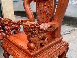 Tay ghế liền tấm đục Nghê vờn cầu sắc xảo, phong thái Nghê ngạo nghễ có hồn