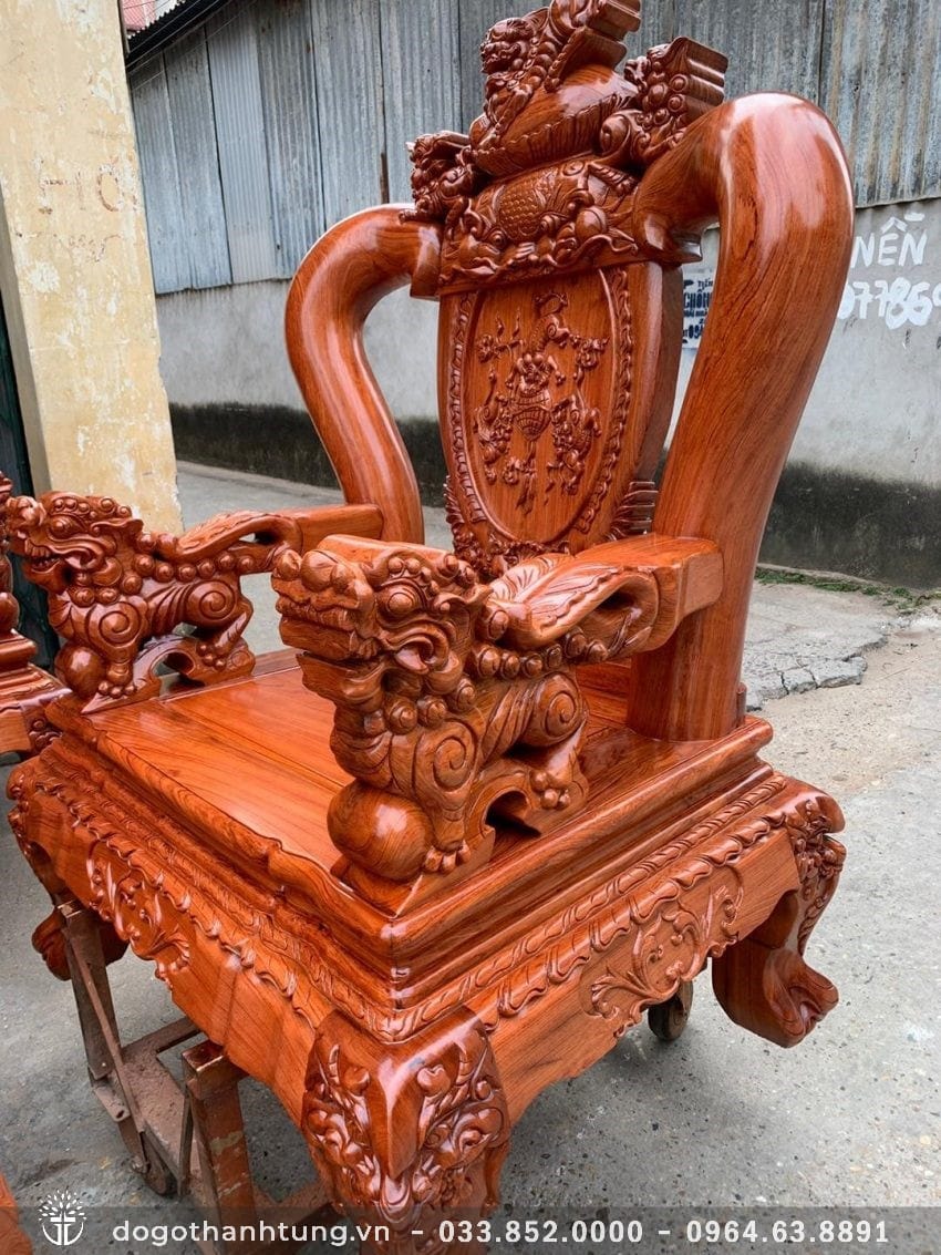 Tay ghế liền tấm đục Nghê vờn cầu sắc xảo, phong thái Nghê ngạo nghễ có hồn