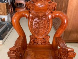 Tay ghế đục nguyên con Nghê sắc nét, tay cột 14 uốn cong vân đẹp.