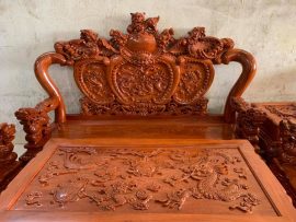Vách chính đục Tứ Linh quần tụ, 2 vách bên đục Rồng múa, đỉnh đục kênh bong Nghê chầu Phượng hóa. Hoàn toàn sử dụng 1 tấm gỗ nguyên khối, không chăm ghép, hàng cao cấp.