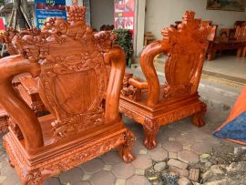 Mặt sau ghế đơn - Không chỉ được đục đẽo mà còn được sơn PU cẩn thận