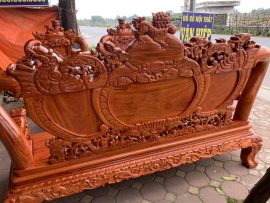 Mặt sau của đoản cũngg được đục khắc cẩn thận - điểm ưu việt của hàng cao cấp