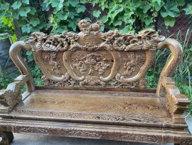 Hàng đục tay tinh xảo từ những tấm gỗ mun nguyên khối không chắp vá. Vách đục Tam Sư vờn cầu, đỉnh đục kênh bong Nghê đỉnh Phượng hóa