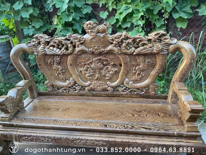 Hàng đục tay tinh xảo từ những tấm gỗ mun nguyên khối không chắp vá. Vách đục Tam Sư vờn cầu, đỉnh đục kênh bong Nghê đỉnh Phượng hóa