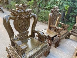 Tay ghế liền, nguyên khối đục Nghê ngậm ngọc, ván dày dặn 4 phân.