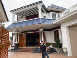 Với kiểu nhà biệt thự có phòng khách rộng, lựa chọn combo nội thất gỗ tự nhiên thực sự là sáng suốt để lấp đầy khoảng trống căn phòng và tôn lên vẻ đẹp sang trọng của căn nhà