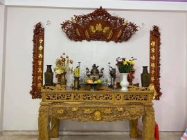 Bộ Hoành phi cuốn thư Đức Lưu Quang và câu đối nền gấm sơn son thếp vàng, sử dụng 100% gỗ gõ đỏ.