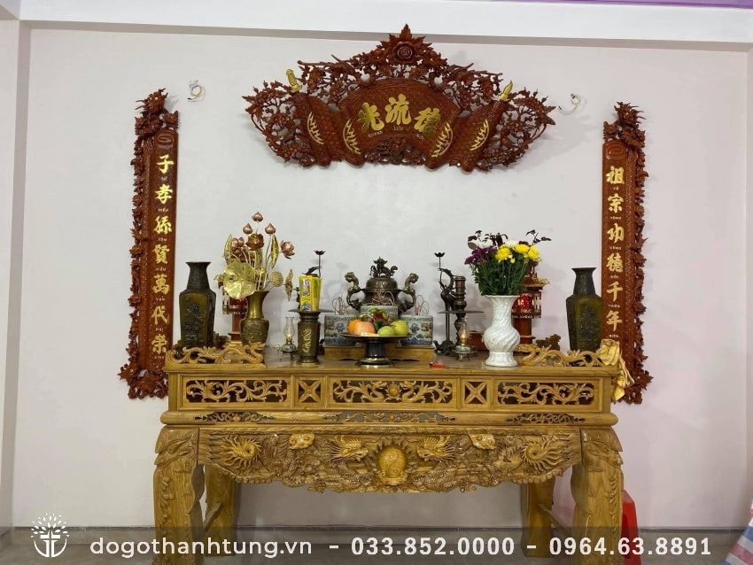 Bộ Hoành phi cuốn thư Đức Lưu Quang và câu đối nền gấm sơn son thếp vàng, sử dụng 100% gỗ gõ đỏ.