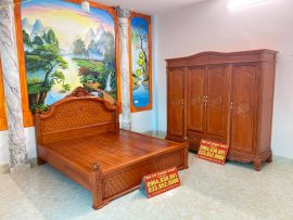 Giường ngủ Hoàng gia gỗ gõ đỏ, vách đục quả trám và hoa lá tây sang trọng. Tủ quần áo 4 cánh gỗ gõ đỏ, chất gỗ tốt, độ bền cao, không cong vênh mối mọt.