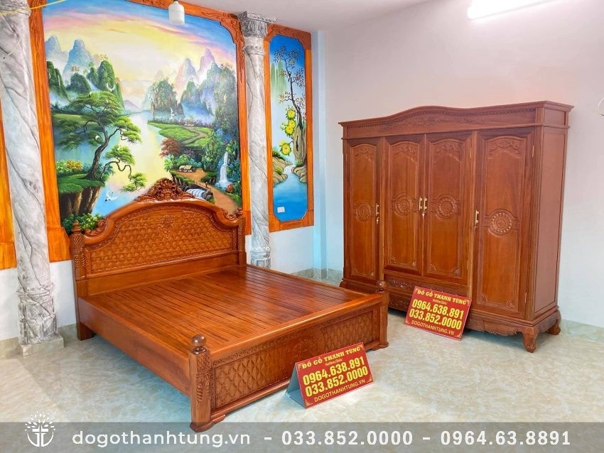 Giường ngủ Hoàng gia gỗ gõ đỏ, vách đục quả trám và hoa lá tây sang trọng. Tủ quần áo 4 cánh gỗ gõ đỏ, chất gỗ tốt, độ bền cao, không cong vênh mối mọt.