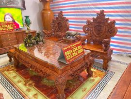 Bộ bàn ghế đục thủ công tinh xảo, sử dụng tấm gỗ hương đỏ 100% nguyên khối để chế tác. Từng đường nét đục thể hiện trọn cái Tâm và cái Tài của người thợ.