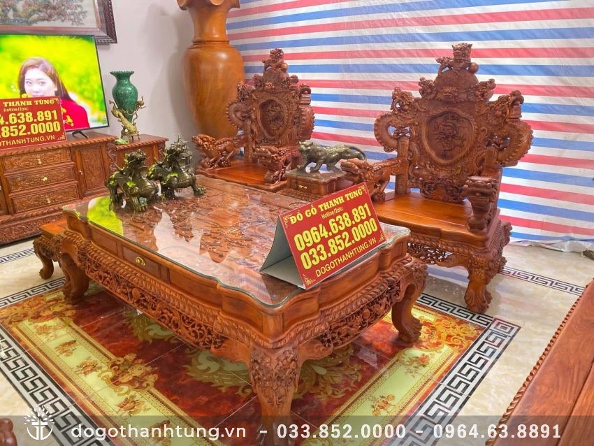 Bộ bàn ghế đục thủ công tinh xảo, sử dụng tấm gỗ hương đỏ 100% nguyên khối để chế tác. Từng đường nét đục thể hiện trọn cái Tâm và cái Tài của người thợ.