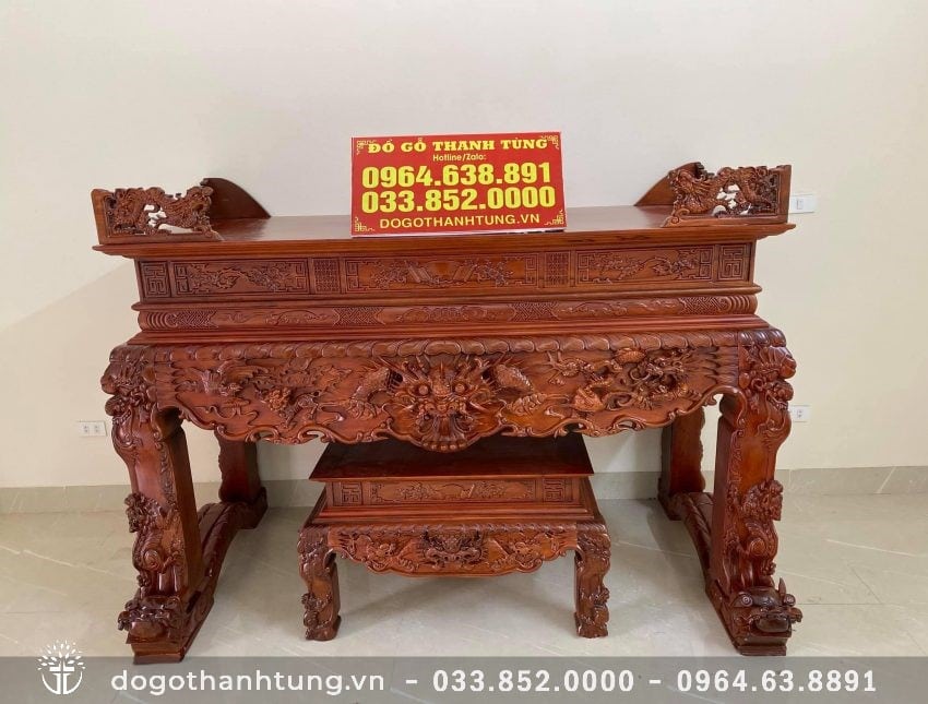 Sập thờ Tứ Linh gỗ gụ nguyên khối, đục đẽo tinh xảo và có hồn từng chi tiết nhỏ. Bộ gồm 2 món 1 sâp và 1 đôn thấp.