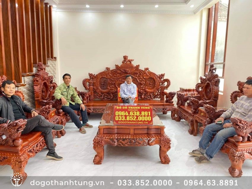 Bộ Bàn Ghế Rồng Đỉnh nguyên khôi gỗ Hương, hàng đục chạm nhiều và kỳ công từng chi tiết nhỏ. 