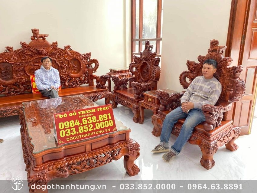 Bộ sản phẩm được đục chạm thủ công 2 mặt, hàng cao cấp dựng từ những tấm gỗ hương chất lượng, vân tuyển siêu đẹp