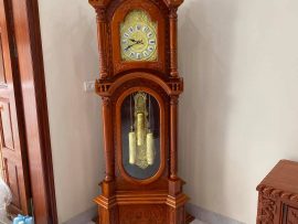 Đồng Hồ Tứ trụ gỗ Hương, đỉnh chạm hoa lá tây phong cách hoàng gia quý tộc.