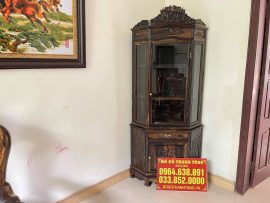 Tủ rượu góc gỗ mun 1 tầng kính và 1 tầng ngăn kéo. Tủ được đục chạm hoa văn truyền thống, phun PU giữ nguyên vân gỗ độc đáo