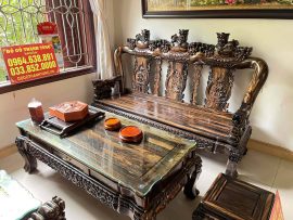 Chương ghế liền gỗ mun hoa, đỉnh chạm Nghê chầu, vách chạm tứ quý, yếm cong mềm mại 2 tầng cổ chỉ và sen.