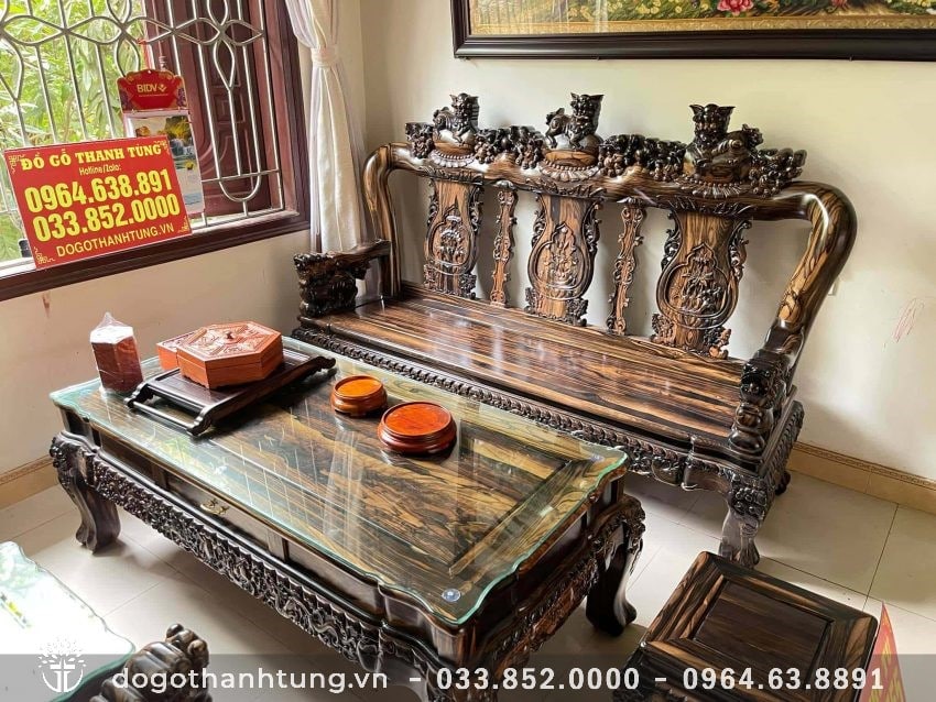 Chương ghế liền gỗ mun hoa, đỉnh chạm Nghê chầu, vách chạm tứ quý, yếm cong mềm mại 2 tầng cổ chỉ và sen.