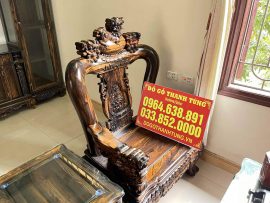 Bộ bàn ghế được sơn PU bóng mịn giữ nguyên vân gỗ, đồng bộ màu sắc với tủ kệ.