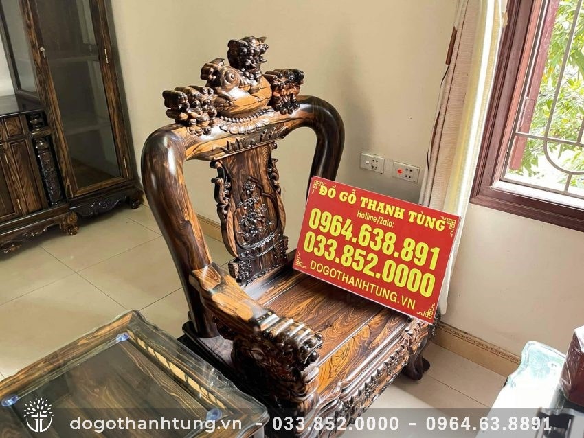 Bộ bàn ghế được sơn PU bóng mịn giữ nguyên vân gỗ, đồng bộ màu sắc với tủ kệ.