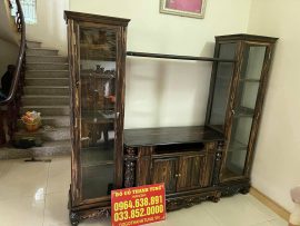 Kệ Tivi 2 buồng kính cột Trúc Nho gỗ mun hoa, bộ chia thành 3 phần liền nhau - ở giữa là kệ tủ tv, 2 bên là tủ đứng mặt kính để trưng bày đồ vật 