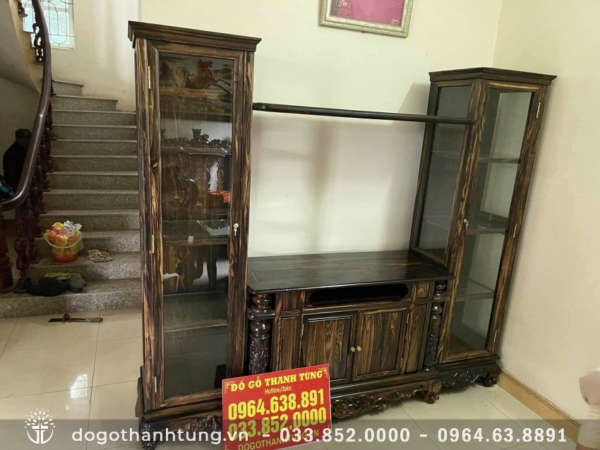 Kệ Tivi 2 buồng kính cột Trúc Nho gỗ mun hoa, bộ chia thành 3 phần liền nhau - ở giữa là kệ tủ tv, 2 bên là tủ đứng mặt kính để trưng bày đồ vật 