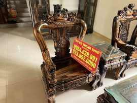 Ghế đơn bộ Nghê bảo đỉnh được đục tay sắc nét, tinh xảo từng chi tiết. Tay cột 12, tay vịn nguyên khối đục Nghê ngậm ngọc