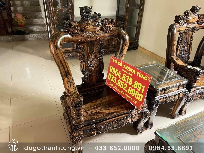 Ghế đơn bộ Nghê bảo đỉnh được đục tay sắc nét, tinh xảo từng chi tiết. Tay cột 12, tay vịn nguyên khối đục Nghê ngậm ngọc