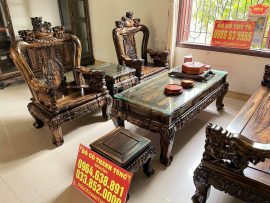 Là hàng đặt theo kích thước riêng nên bộ bàn ghế được kê vừa vặn trong gian phòng khách. Màu sắc hoa văn đặc trưng của gỗ mun hoa mang đến vẻ độc đáo và huyền bí cho căn phòng