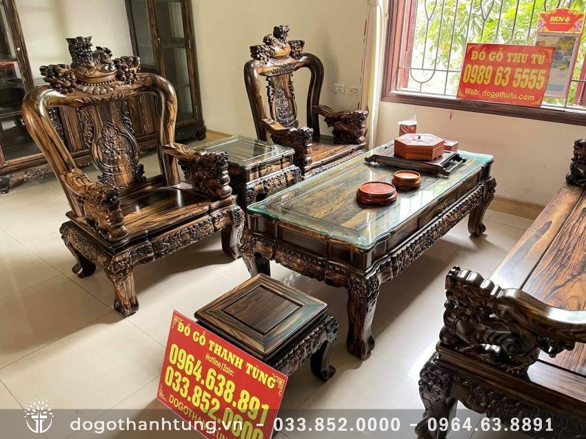 Là hàng đặt theo kích thước riêng nên bộ bàn ghế được kê vừa vặn trong gian phòng khách. Màu sắc hoa văn đặc trưng của gỗ mun hoa mang đến vẻ độc đáo và huyền bí cho căn phòng