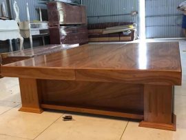 Chân phản vuông vắn có thêm yếm chữ nhật đối xứng 2 mặt.