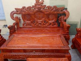 Chương ghế chạm khắc tinh xảo Nghê bảo đỉnh, Rồng chầu. Vách chính diện chạm Song Long tranh châu, 2 bên chạm Long Phượng sum vầy - Những linh vật mang lại tài lộc và bình an cho gia chủ