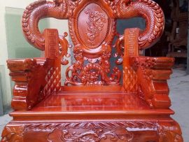 Ghế đơn tay cột Rồng khuỳnh, tay vịn liền đục Nghê vờn cầu. Ván dày 2p, phun PU bóng mịn