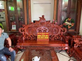 Đoản ghế nguyên tấm gỗ hương đỏ Lào dài 2m3, chân Lân 14cm, tay Rồng khuỳnh 15cm, ván dày 5cm. Hàng đục tay thủ công được nghệ nhân thổi hồn vào từng chi tiết