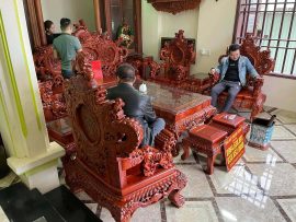 Bàn ghế cao cấp đục đẽo 2 mặt, phun PU mặt trước và mặt sau bóng đẹp, giữ nguyên vẻ đẹp tự nhiên của chất gỗ