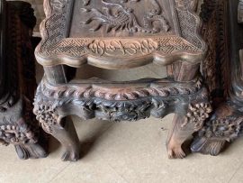 Đôn kẹp giữa 2 ghế đơn, mặt đôn chạm nổi Rồng phun lửa, ván liền, chân liền đục đẽo full họa tiết cực kỳ tinh xảo