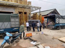 Trọn bộ sản phẩm làm từ gỗ mun hoa nguyên khối nên rất nặng, cô chú đã nhờ thêm cả hàng xóm để hỗ trợ chúng tôi kê được bộ bàn ghế vào trong