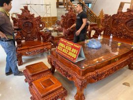 Mặt bàn đục Tứ Linh sum vầy. Yếm cong mềm mại với 2 tầng sen. Chân Nghê vững chãi càng nhìn càng hút mắt