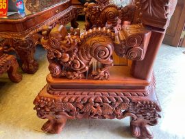 Tay liền khối đục kênh bong sắc xảo cả con Nghê. Dạ ghế chạm Phượng hoàng. Yếm chạm 2 tầng sen. Chân trổ Nghê cách điệu. Tổng thể là 1 kiệt tác nghệ thuật có 1-0-2