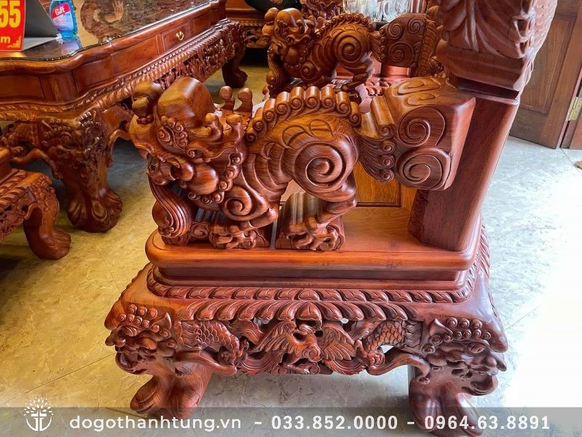 Tay liền khối đục kênh bong sắc xảo cả con Nghê. Dạ ghế chạm Phượng hoàng. Yếm chạm 2 tầng sen. Chân trổ Nghê cách điệu. Tổng thể là 1 kiệt tác nghệ thuật có 1-0-2