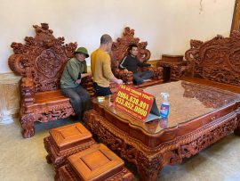 Dưới bàn tay tài ba của nghệ nhân Phong Châu, từng họa tiết như được thổi hồn, mang dáng vẻ uy nghi, bề thế đậm chất của vua bàn ghế Rồng Đỉnh.