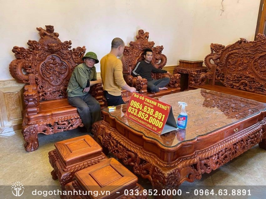 Dưới bàn tay tài ba của nghệ nhân Phong Châu, từng họa tiết như được thổi hồn, mang dáng vẻ uy nghi, bề thế đậm chất của vua bàn ghế Rồng Đỉnh.