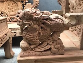 Tay ghế đục Nghê nguyên côn sắc xảo và công phu đến từng chi tiết nhỏ